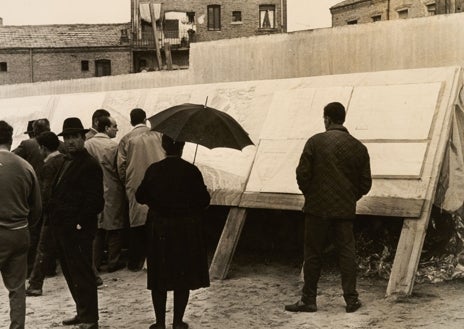 Imagen secundaria 1 - Arriba, peatones cruzando por Virgen del Puerto. Abajo, izquierda, vecinos del Abroñigal viendo los planos del proyecto. Dcha, la M-30 a su paso por el Vicente Calderón