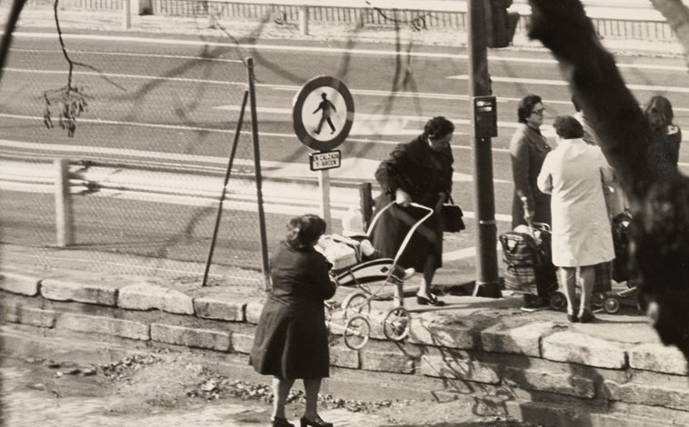 Imagen principal - Arriba, peatones cruzando por Virgen del Puerto. Abajo, izquierda, vecinos del Abroñigal viendo los planos del proyecto. Dcha, la M-30 a su paso por el Vicente Calderón