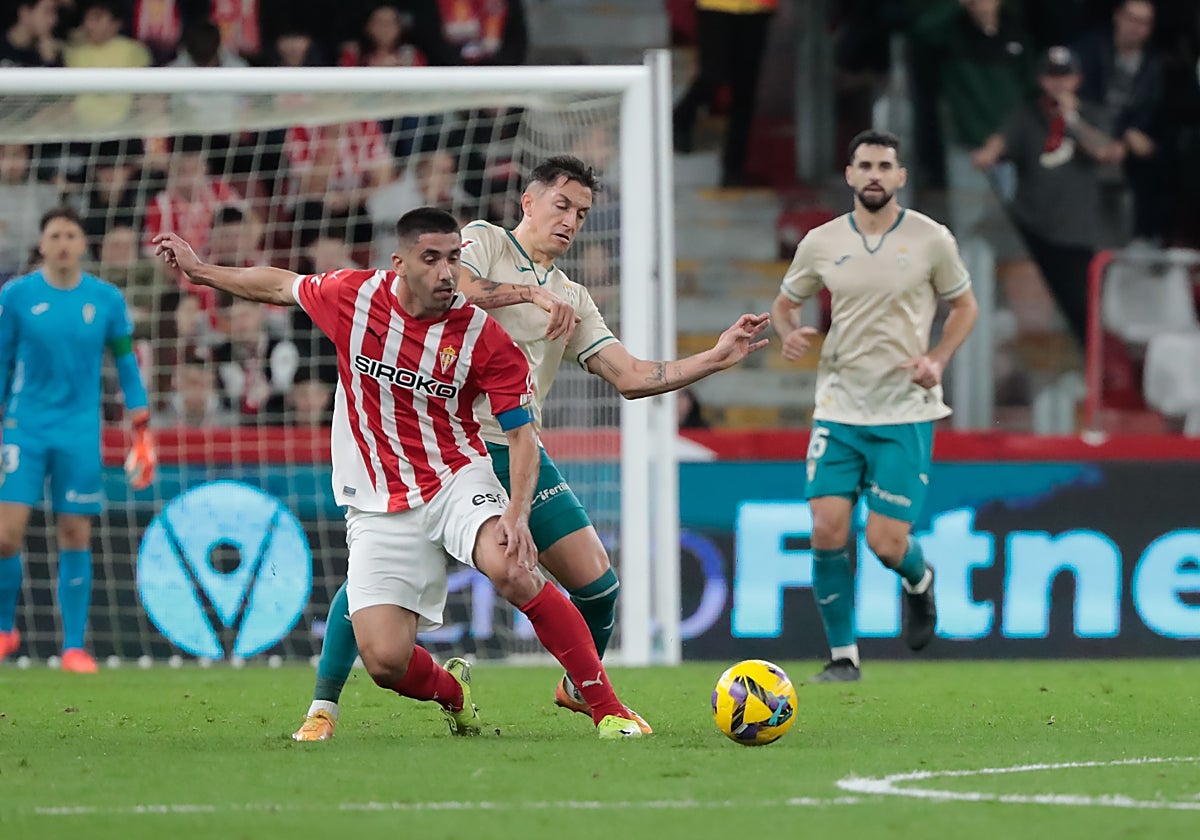 Carracedo ante un rival del Sporting de Gijón