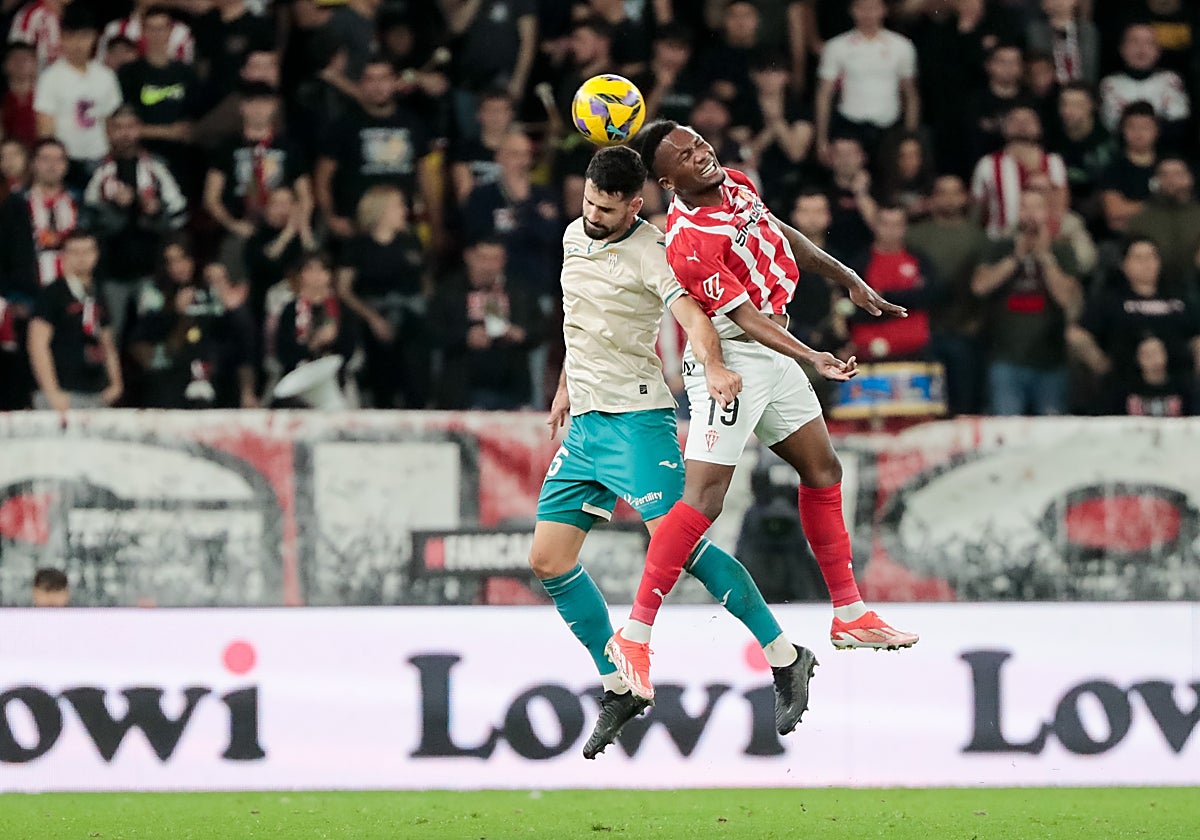 Xavi Sintes cabecea el balón ante un rival del Sporting de Gijón