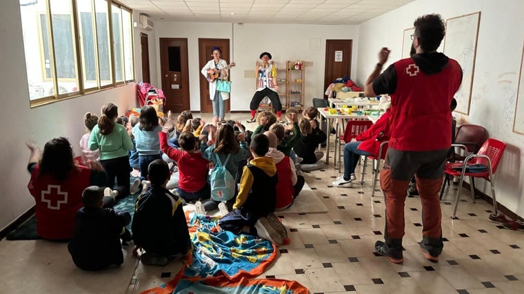 De pie, Gonzalo, voluntario de Cruz Roja Española, colaborando con niños afectados por la DANA en Valencia