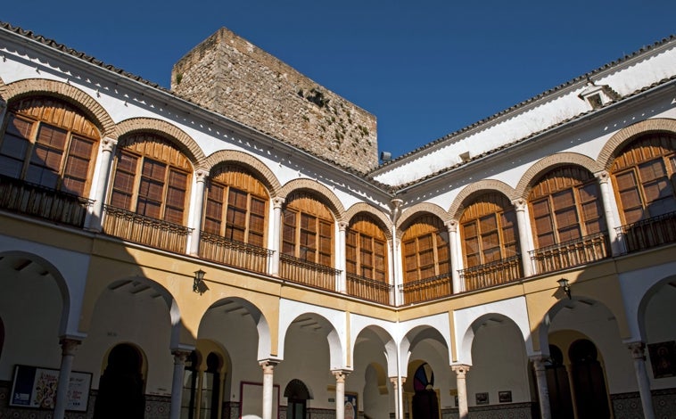 Imagen principal - Las estancias interiores del colegio San José RRMM Escolapias despliegan un abanico de episodios históricos y de rincones con leyendasy pasajes muy singulares. En el patio central del centro educativo, donde cada final de curso se celebran los bailes y actuaciones escolares, se divisa la torre del homenaje de más de 20 metros (arriba). O se puede disfrutar de uno de los mejores Valdés Leal en su capilla capuchina (izquierda). O imaginarse a Boabdil 'El Chico' encerrado en un salón con decoración andalusí dentro de la gran torre.