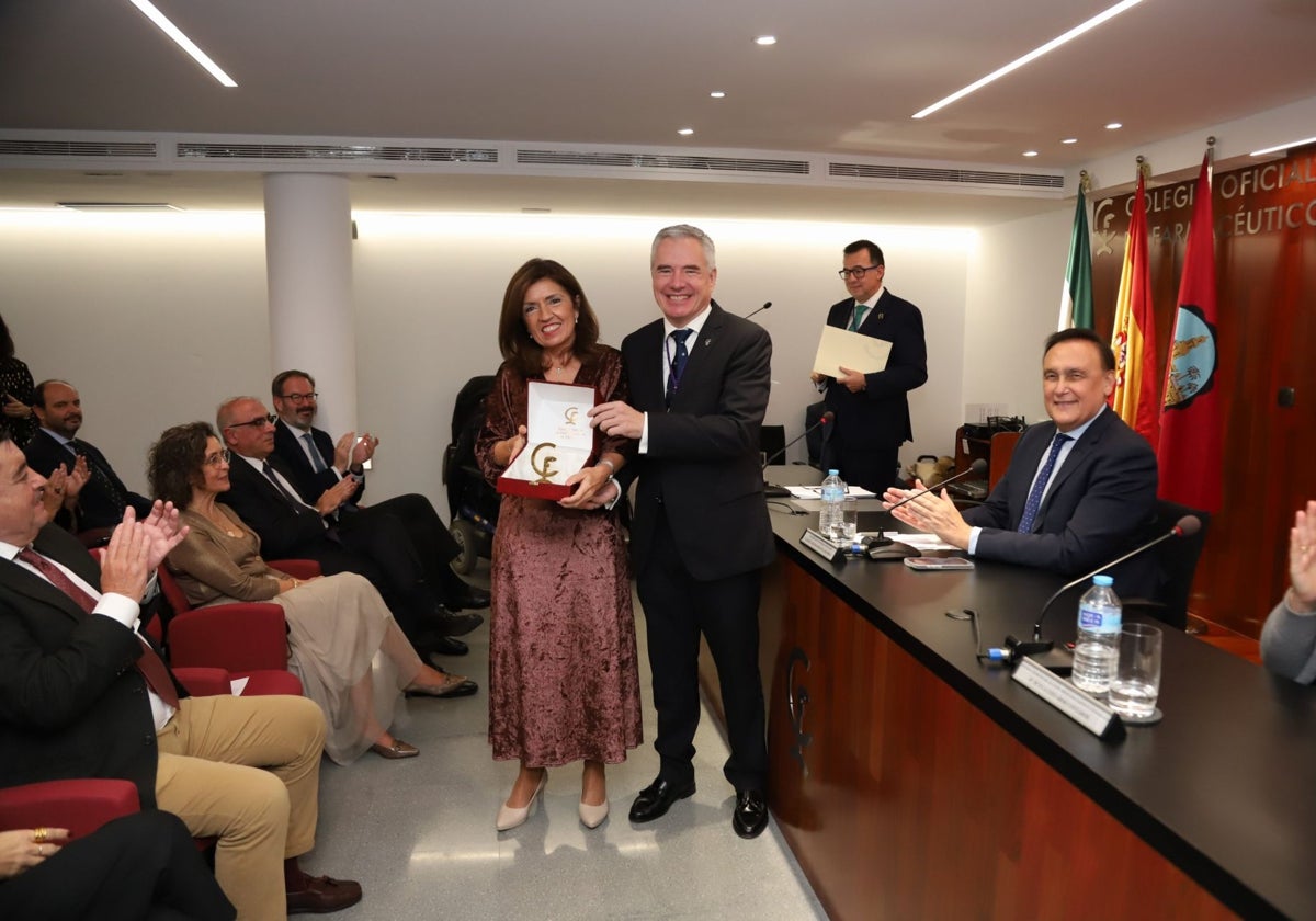 La delegada de Salud, María Jesús Botella, recibe la insignia del Colegio de Farmacéuticos