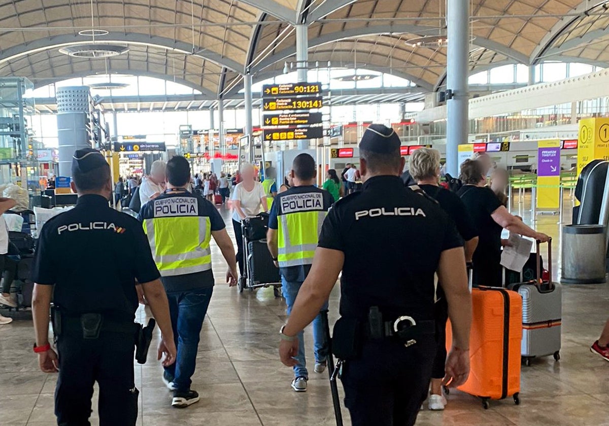 Agentes de la Policía Nacional en el aeropuerto de Alicante-Elche