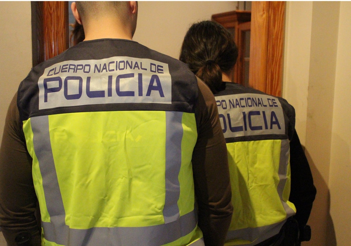 Dos investigadores de la Policía Nacional de Valencia, durante la operación