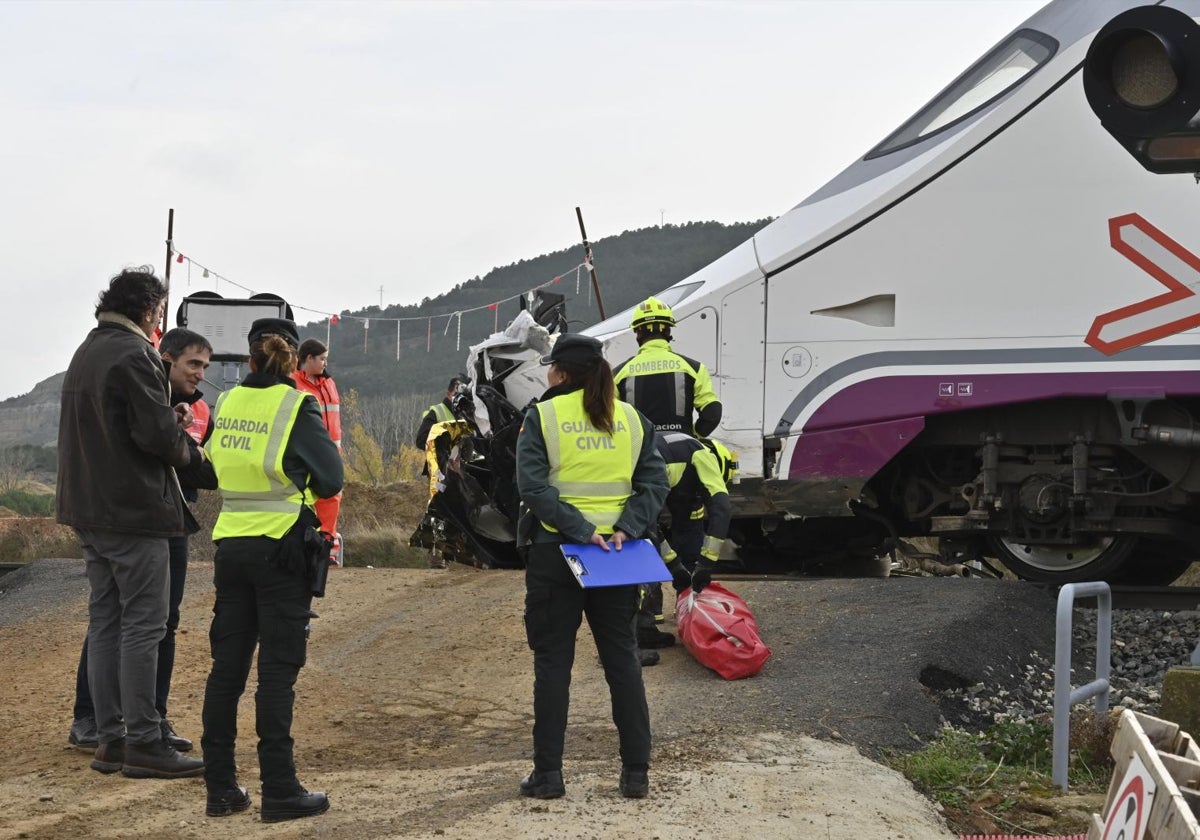 Accidente en el que fallecieron dos trabajadores del AVE en un paso a nivel en Palencia