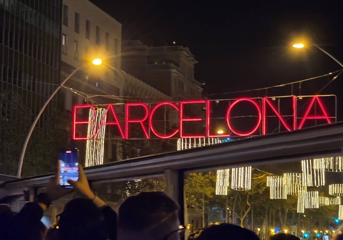 El trayecto se realiza con ambientación musical navideña y con las explicaciones en vivo de guías a bordo