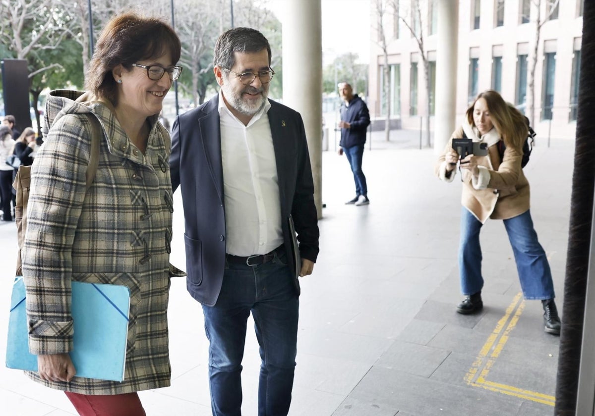 Los expresidentes de la ANC Jordi Sànchez y Elisenda Paluzie, este miércoles en los juzgados por el caso Pegasus