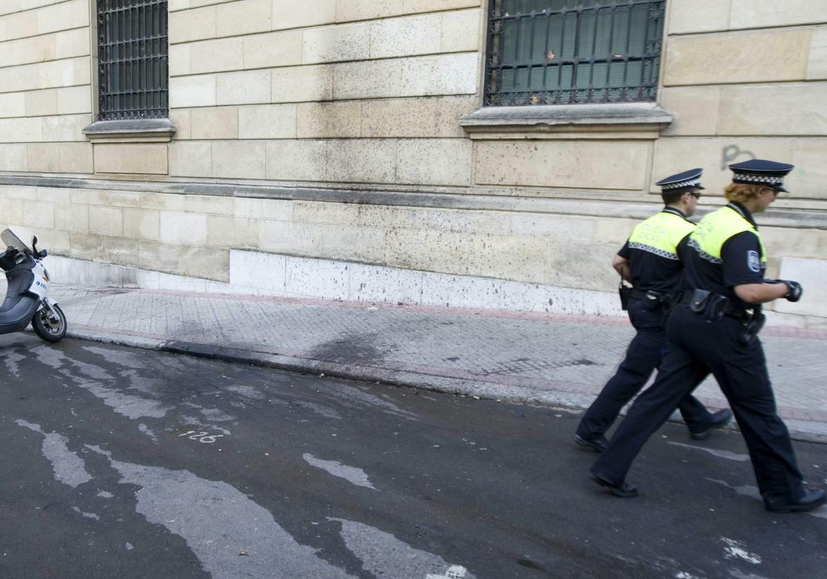 Dos agentes de la Policía local de Vitoria