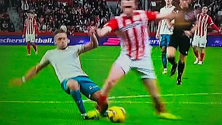 El Córdoba CF se cruza con otro penalti polémico en Gijón