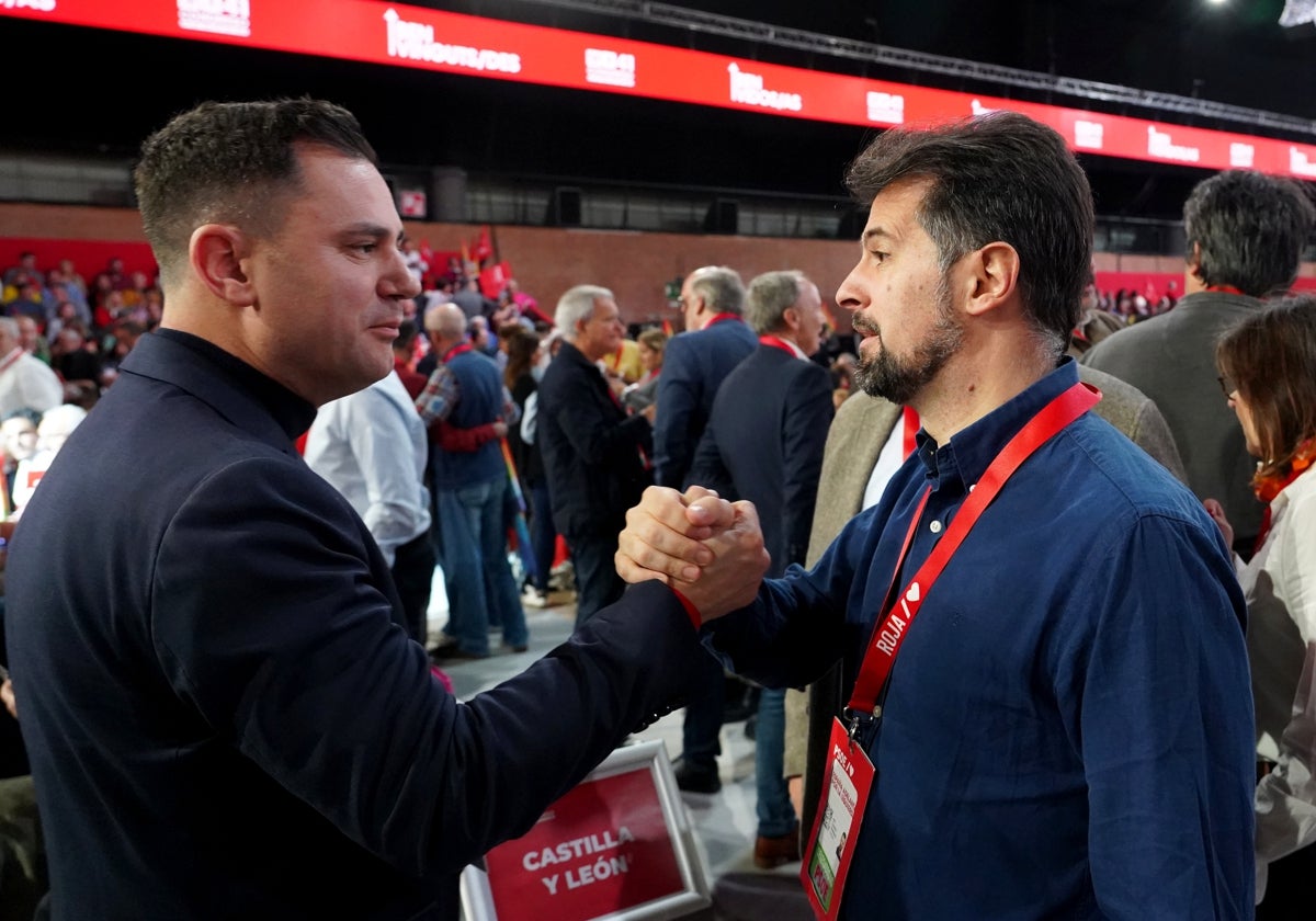 Cendón y Tudanca se estrechan la mano en el 41 Congreso Federal del PSOE en Sevilla