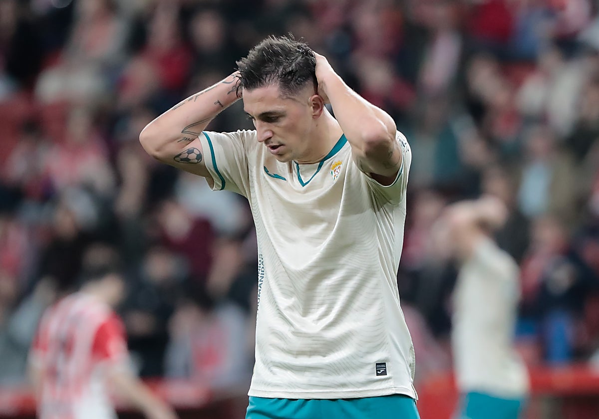 Carracedo se lamenta tras una acción fallida ante el Sporting de Gijón