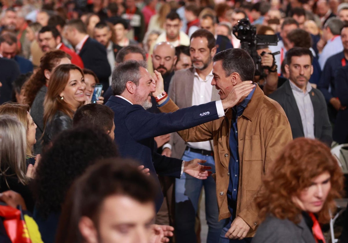 El presidente del Gobierno y secretario general, Pedro Sánchez (d), saluda al secretario general del PSOE-A, Juan Espadas, en el Congreso Federal del PSOE en Sevilla