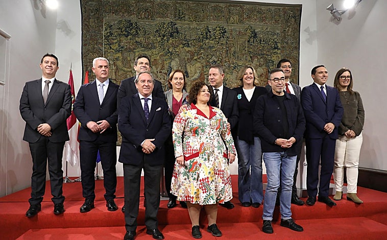 Imagen principal - Emiliano García-Page y los responsables de las cinco diputaciones de Castilla-La Mancha han refrendado este lunes la firma del nuevo Plan de Empleo que tendrá una inversión cercana a los 70 millones 