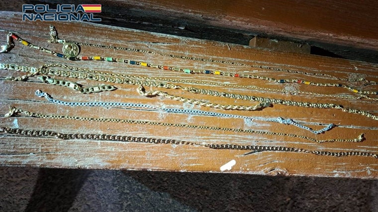 Cadenas de oro que los delincuentes habían arrancado a sus dueños por medio del tirón