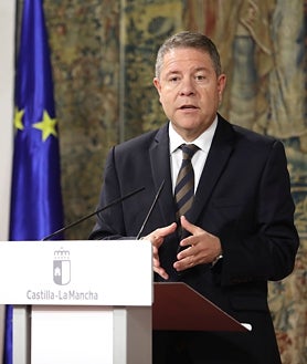 Imagen secundaria 2 - Emiliano García-Page y los responsables de las cinco diputaciones de Castilla-La Mancha han refrendado este lunes la firma del nuevo Plan de Empleo que tendrá una inversión cercana a los 70 millones 