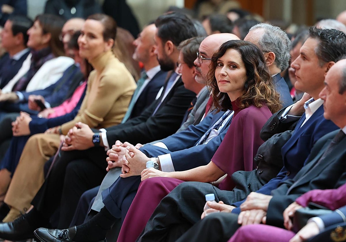 Isabel Díaz Ayuso, con el delegado sentado a su derecha, durante el acto de la Constitución en Sol