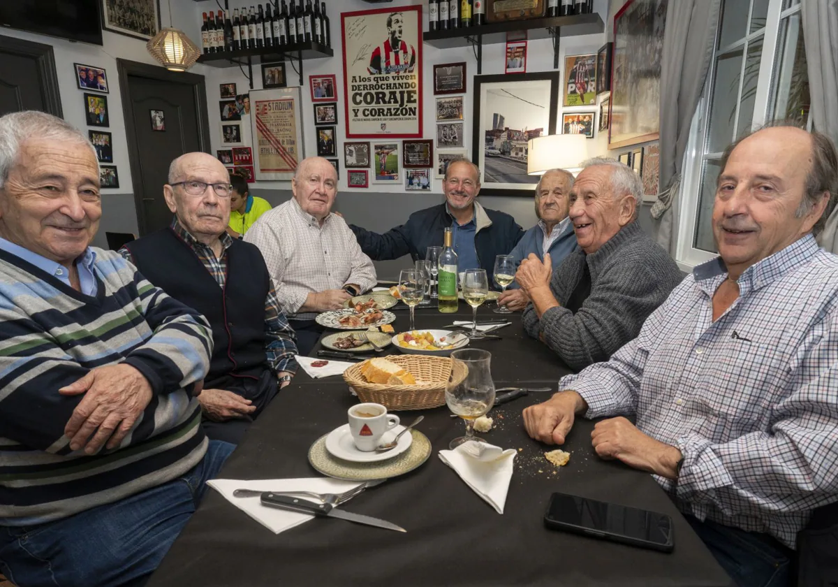 Fernando Diaz (centro), junto a algunos de los antiguos empleados del Matadero que desayunan juntos cada jueves