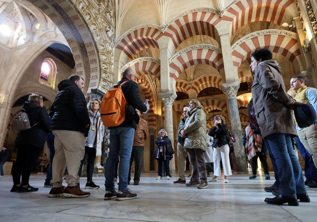 Un grupo de turistas en el interior de la Mezquita-Catedral de Córdoba