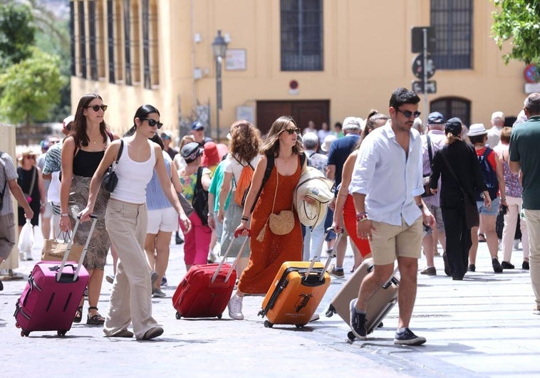 turistas-centro-cordoba-kXj-U603434710863SD-758x531@diario_abc.JPG