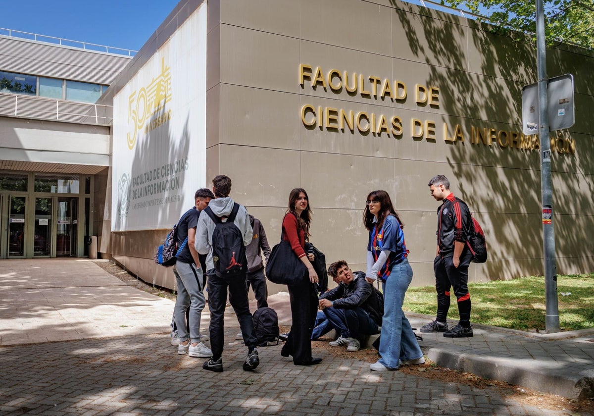 Universitarios en el campus de la Complutense