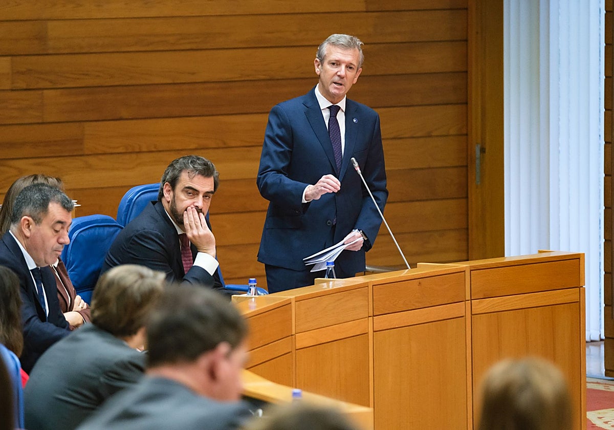 Alfonso Rueda responde a José Ramón Gómez Besteiro, este miércoles en el Parlamento gallego