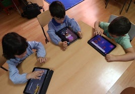 Madrid regulará el uso de tablets y dispositivos electrónicos en los colegios para que no sustituya al libro de texto