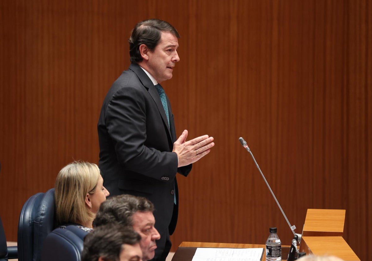 El presidente de la Junta, Alfonso Fernández Mañueco, durante el pleno de las Cortes