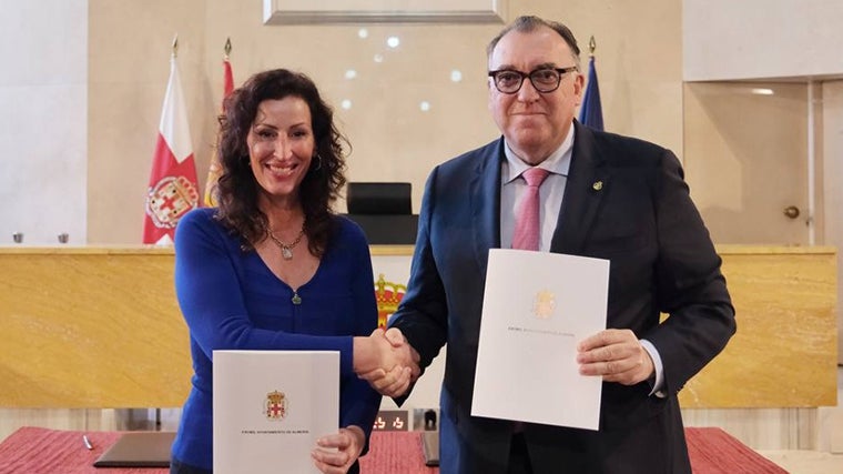 María del Mar Vázquez y Arturo Bernal tras la firma del plan turístico