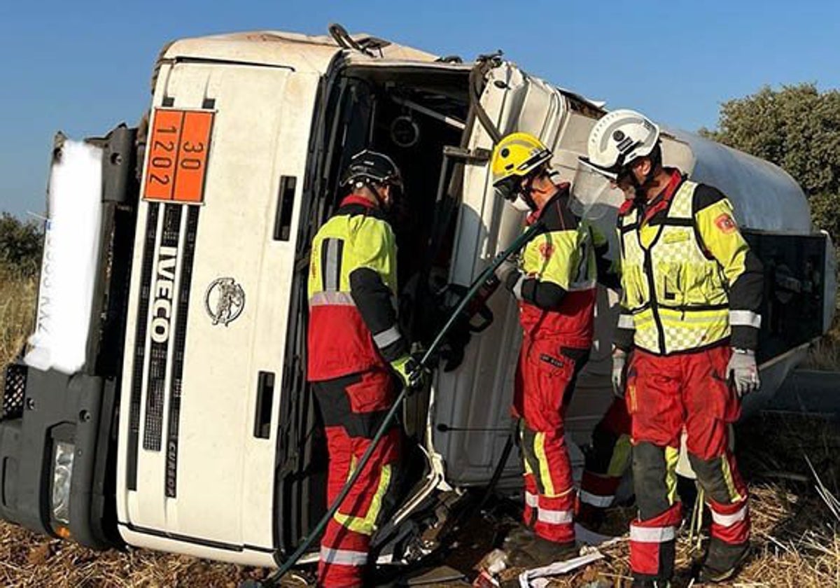 Vuelca un camión cisterna en Noblejas con 10.000 litros de gasoil, que se están vertiendo a la carretera y al campo