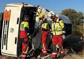 Vuelca un camión cisterna en Noblejas con 10.000 litros de gasoil, que se están vertiendo a la carretera y al campo