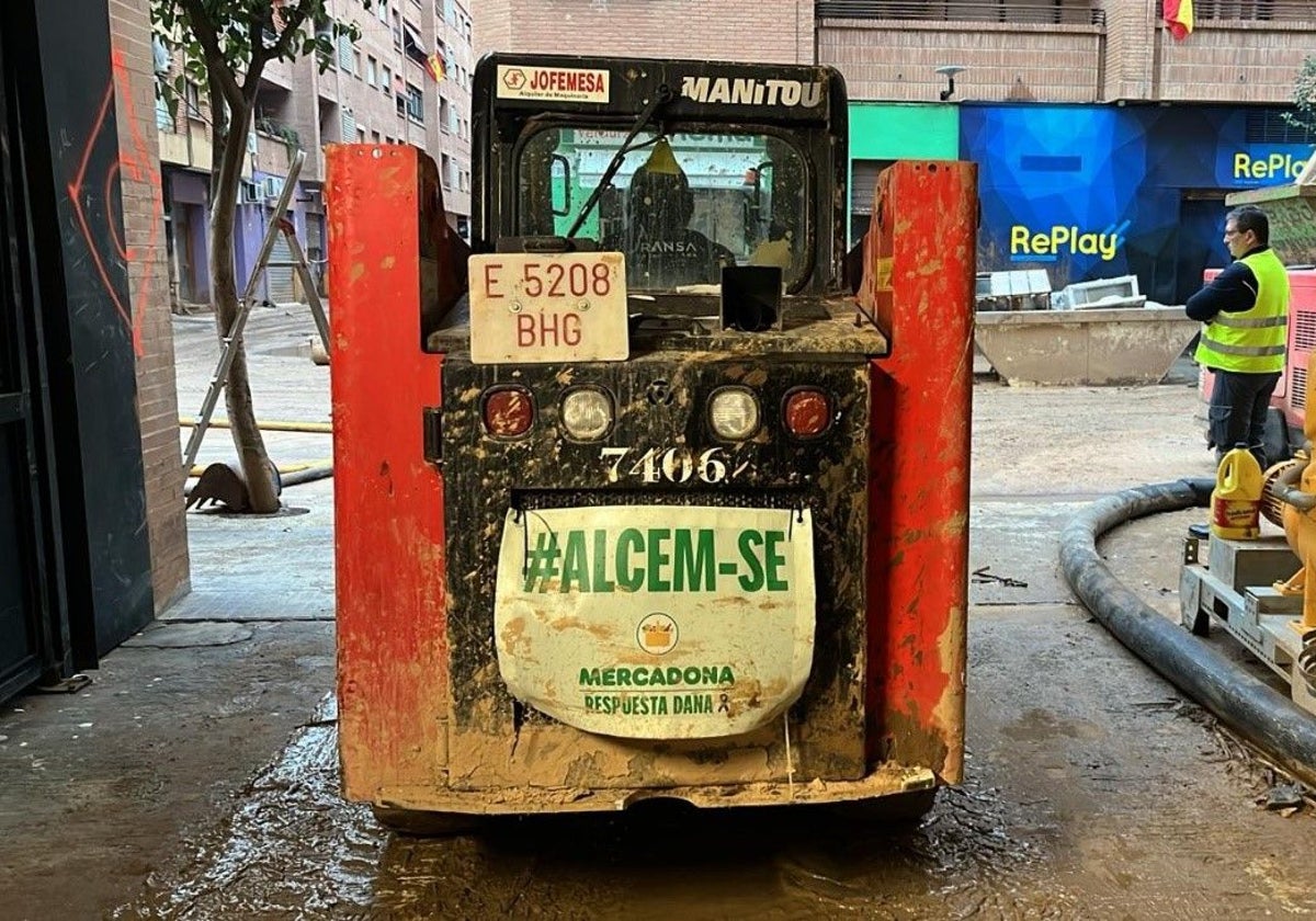 Maquinaria limpiando las calles afectadas por la DANA en Catarroja