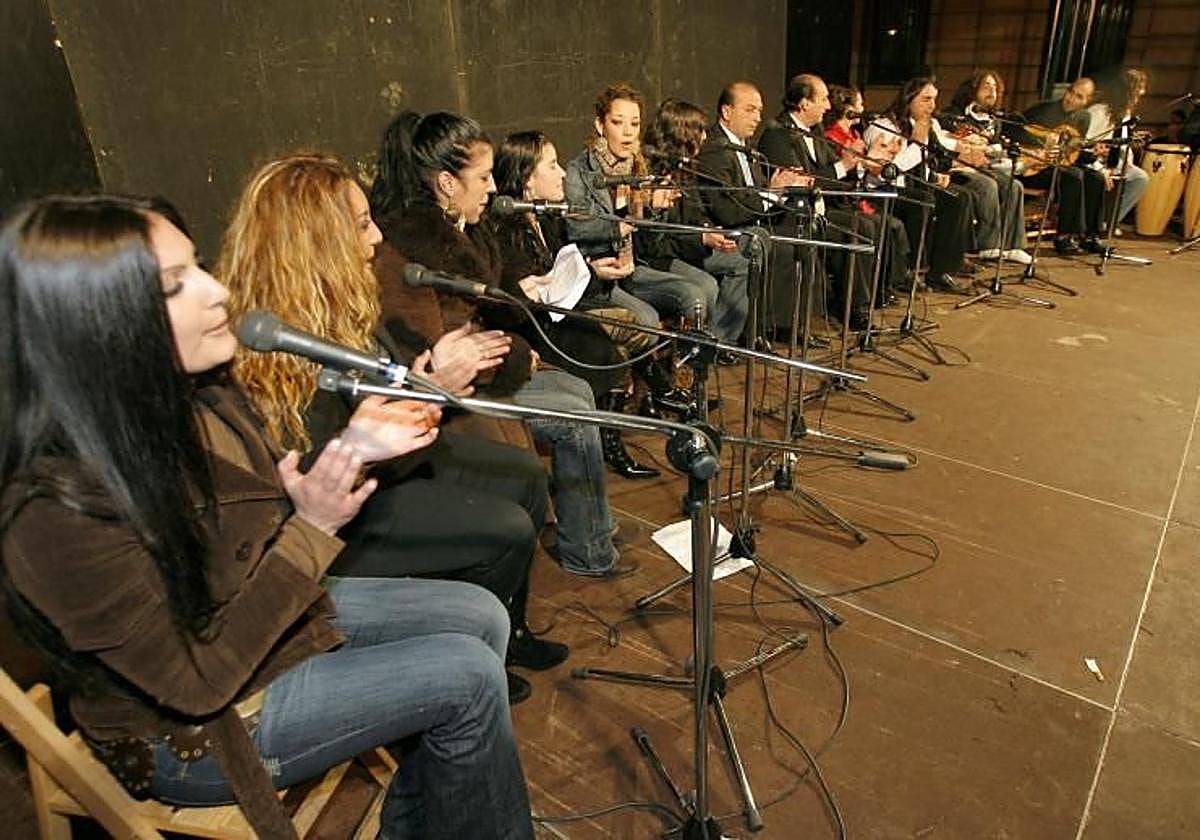 Imagen de archivo de un grupo flamenco cantando en Navidad.