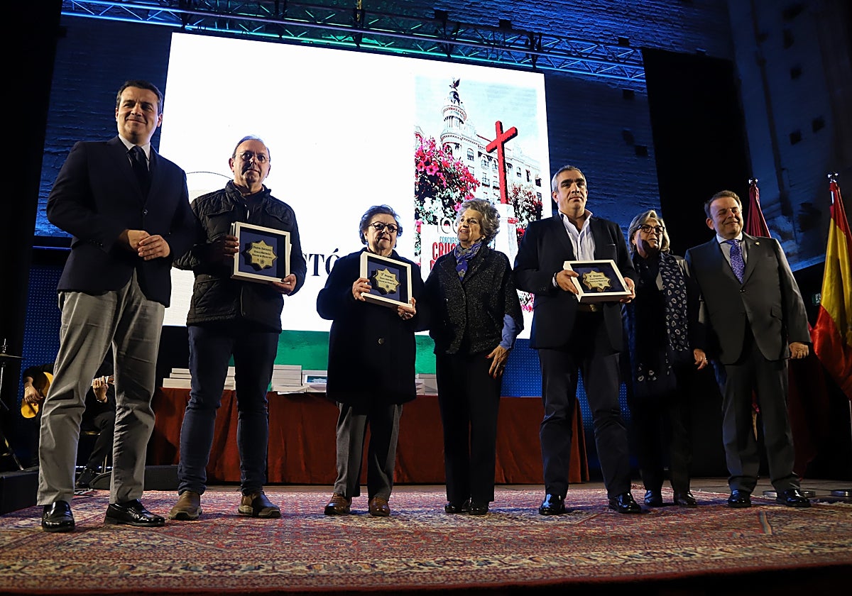 El alcalde de Córdoba junto a varios premiados en el certamen de Cruces de Mayo