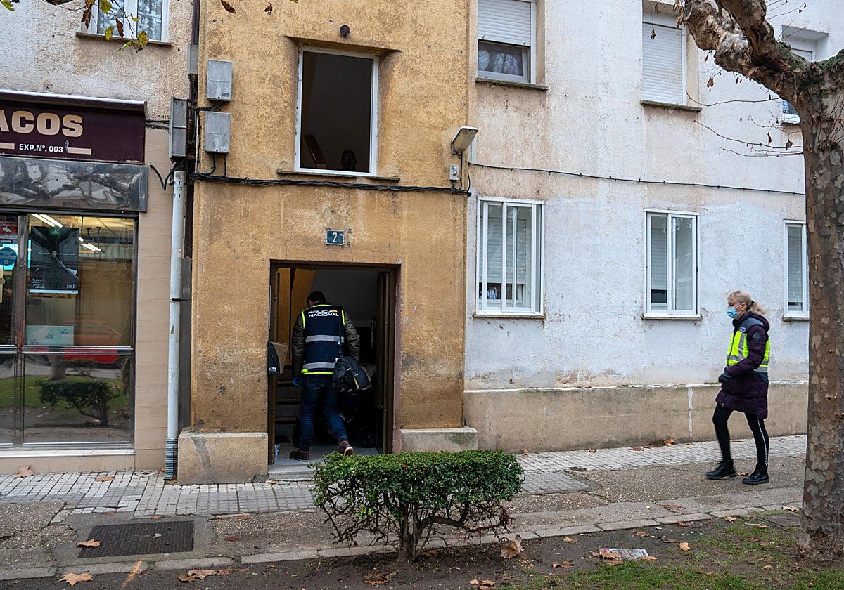 Agentes de la Policía Nacional registran el piso del hombre hallado muerto