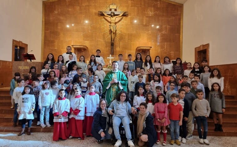 Imagen principal - Arriba, Fátima con sus compañeros de catequesis. Debajo, dos momentos de la celebración