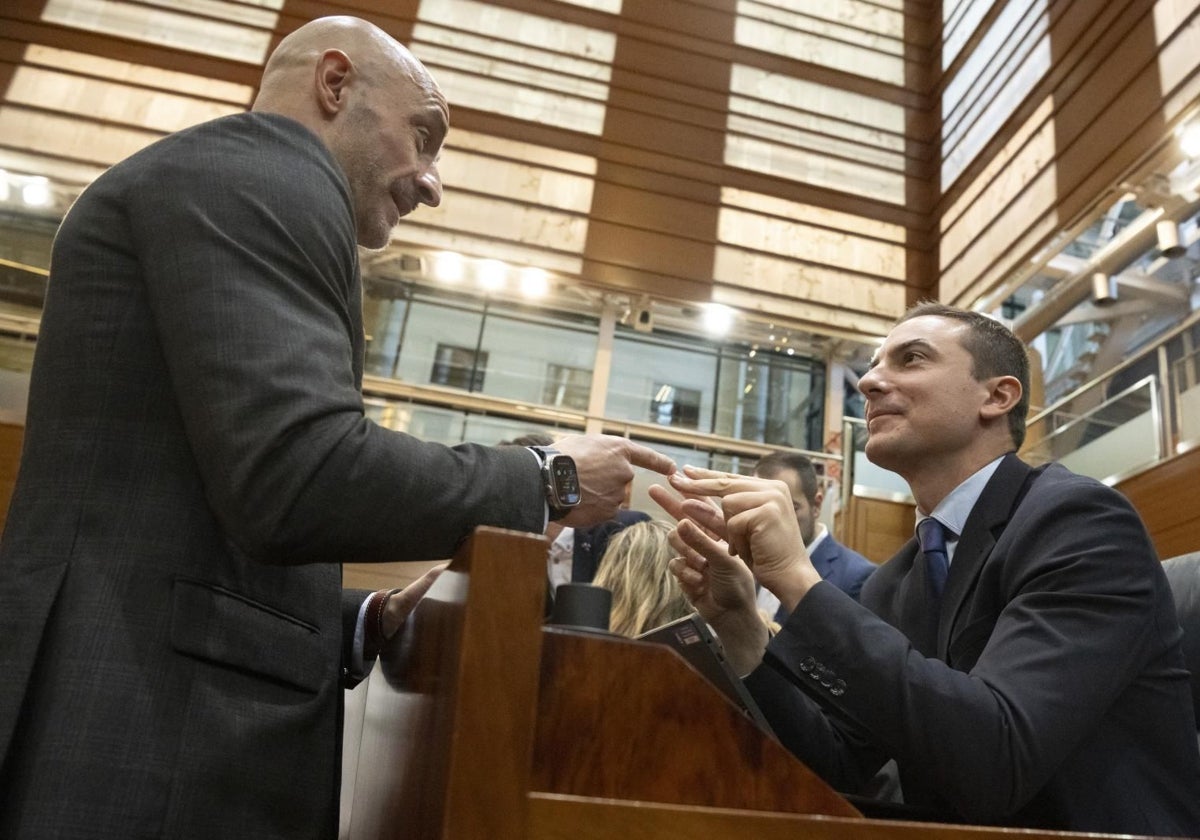 El nuevo portavoz del PSOE en la Asamblea, Jesús Celada, charla con Juan Lobato