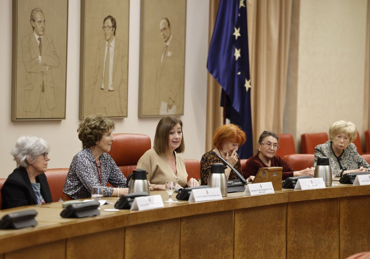 La presidenta del Congreso, Francina Armengol, en el centro de la imagen, en el homenaje a las diputadas y senadoras de la legislatura constituyente