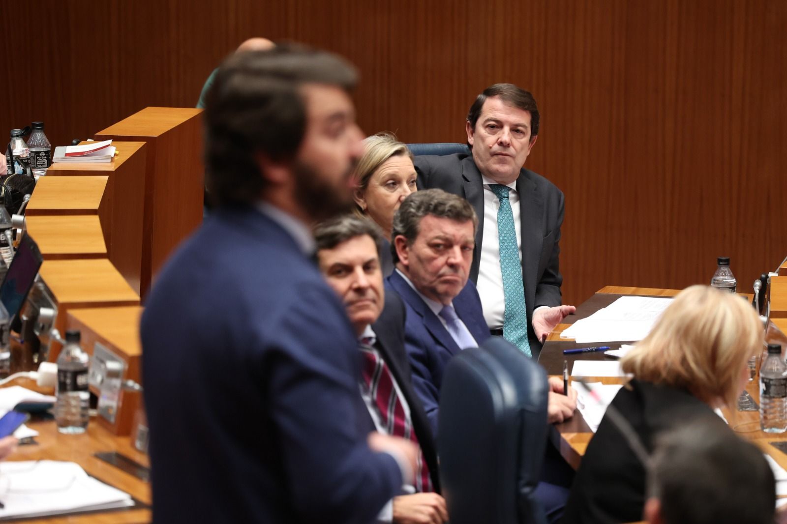 El presidente de la Junta de Castilla y León, Alfonso Fernández Mañueco, escucha a García-Gallardo durante un pleno de las Cortes