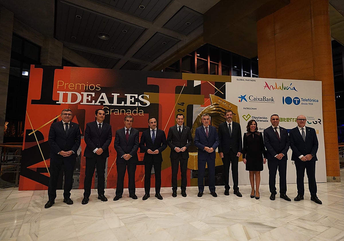 Moreno con el resto de autoridades en los Premios Ideales de Granada