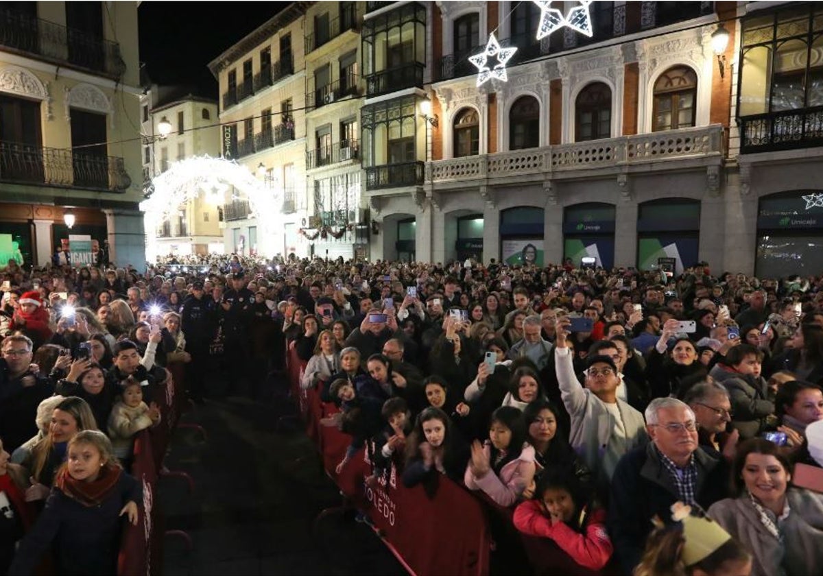 El encendido navideño reunió el viernes pasado a numerosas personas en la plaza de Zocodover