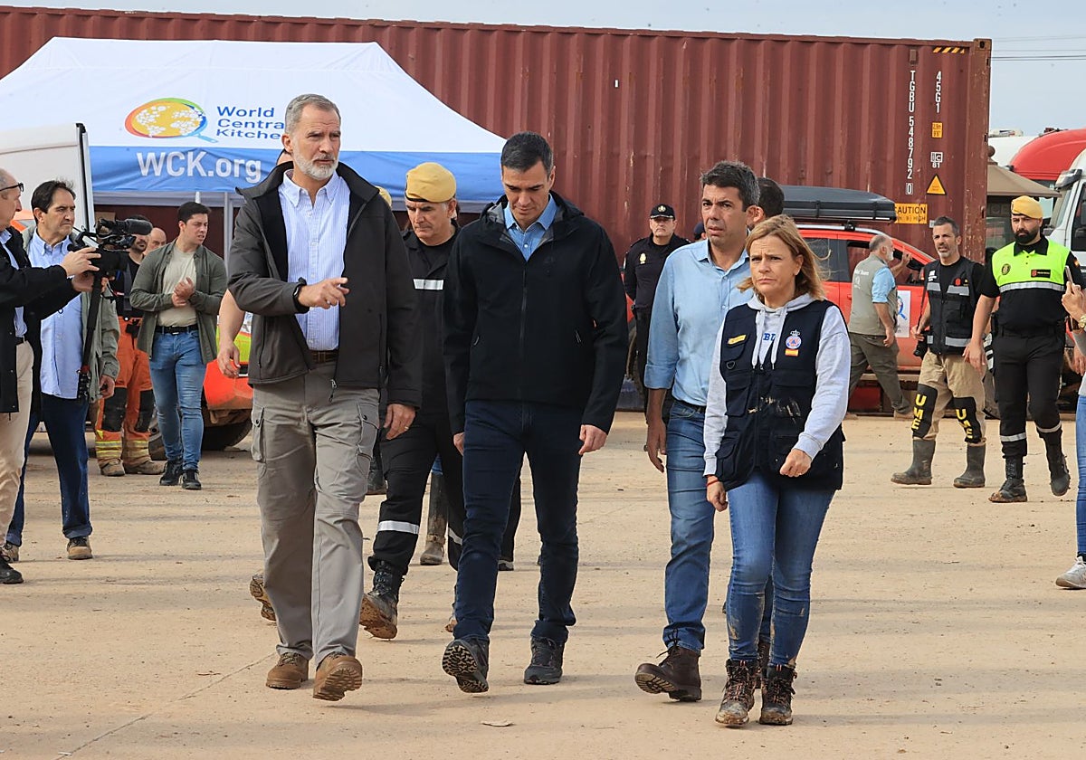 Imagen del rey Felipe VI; el presidente del Gobierno, Pedro Sánchez; el presidente de la Generalitat, Carlos Mazón; y la delegada del Gobierno en la Comunidad Valenciana, Pilar Bernabé; el pasado 3 de noviembre en Paiporta