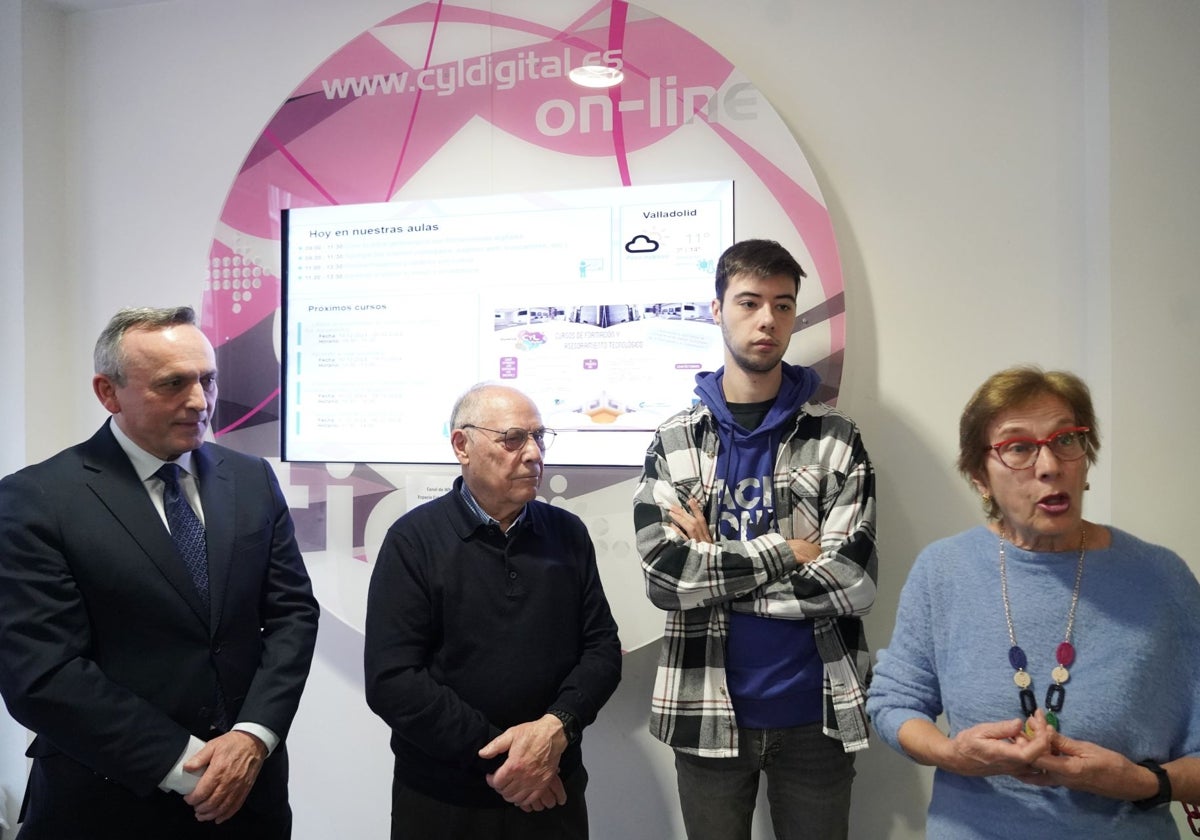 El viceconsejero de Transformación Digital, Luis Enrique Ortega, con tres voluntarios del centro de Valladolid, José Villardón, Daniel Sanabria y Amalia Sordo.