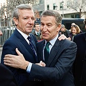 Rueda exhibe la Constitución ante la corrupción y los socios de Sánchez que no creen en ella