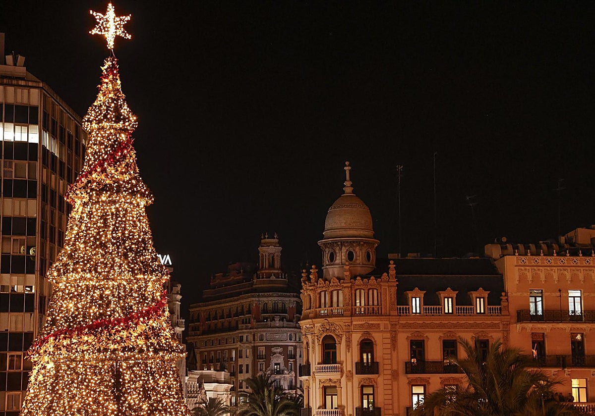Imagen del árbol de Navidad de la plaza del Ayuntamiento de Valencia