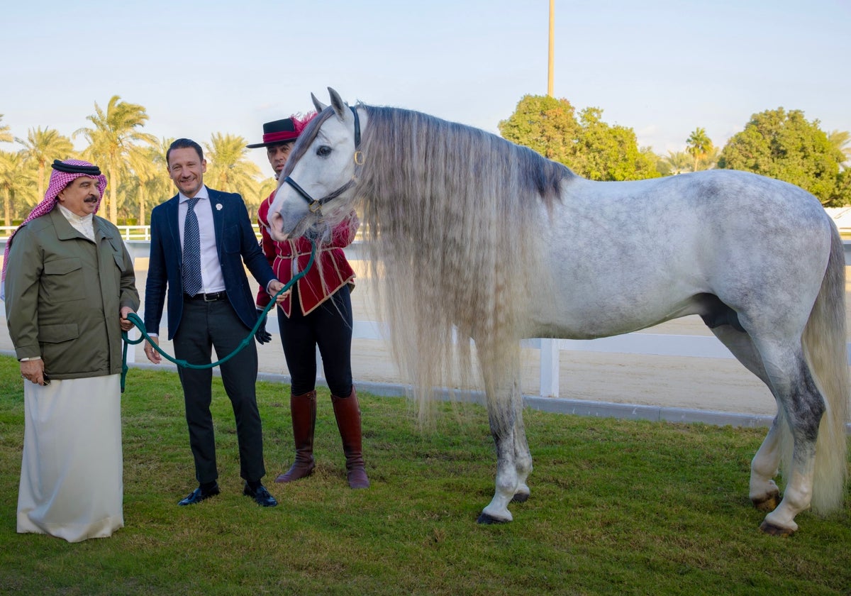 El Rey Hamad bin Isa Al Khalifa con el gerente de Córdoba Ecuestre