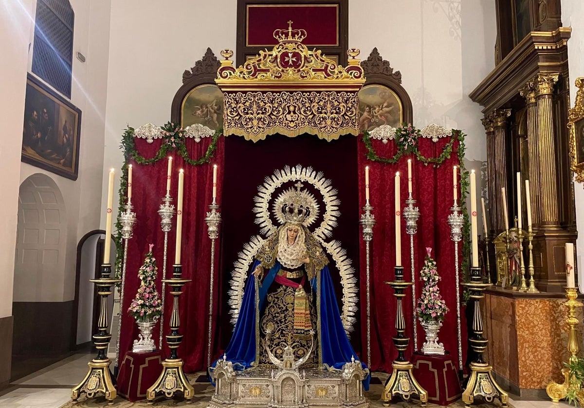 La Reina de los Ángeles, en su altar de cultos en Capuchinos