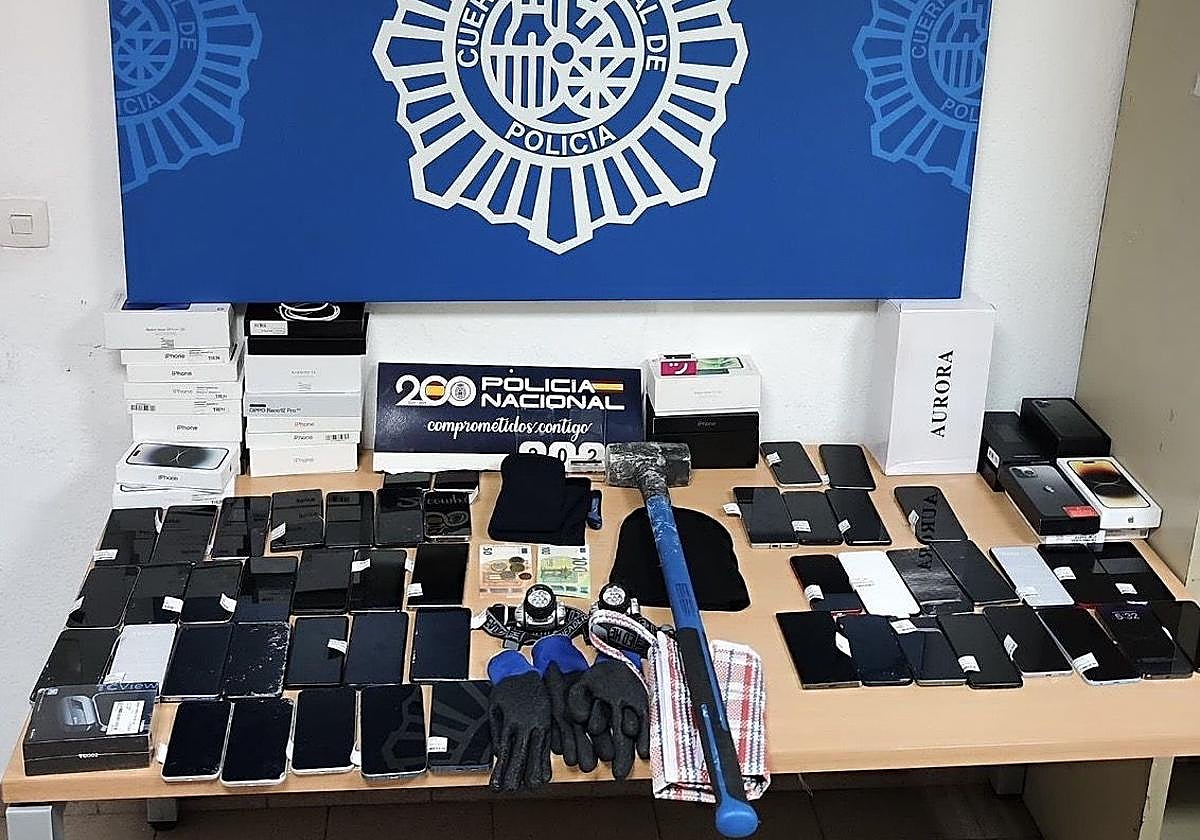 Móviles recuperados por la Policía.
