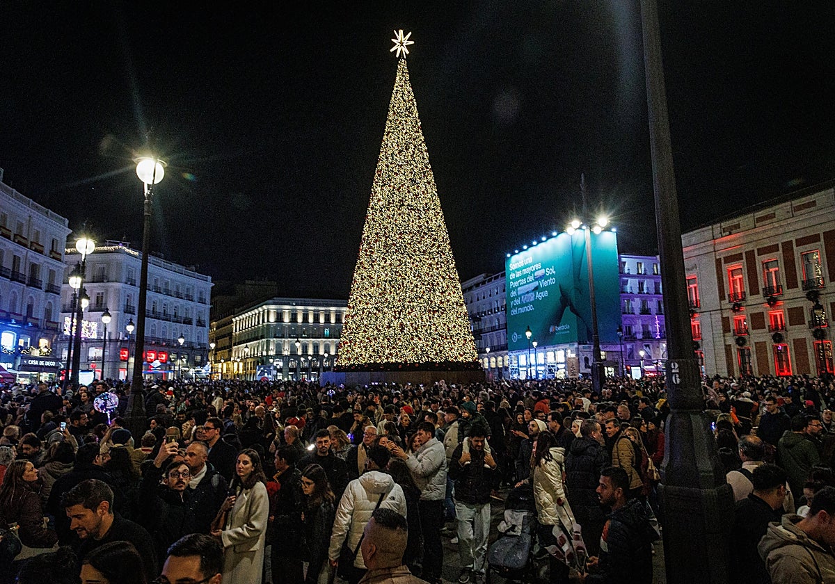 La Puerta del Sol, el viernes por la noche, en pleno puente de la Constitución