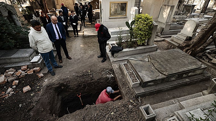 Imagen de los trabajos de exhumación de los restos de Altamira y Redondo en México